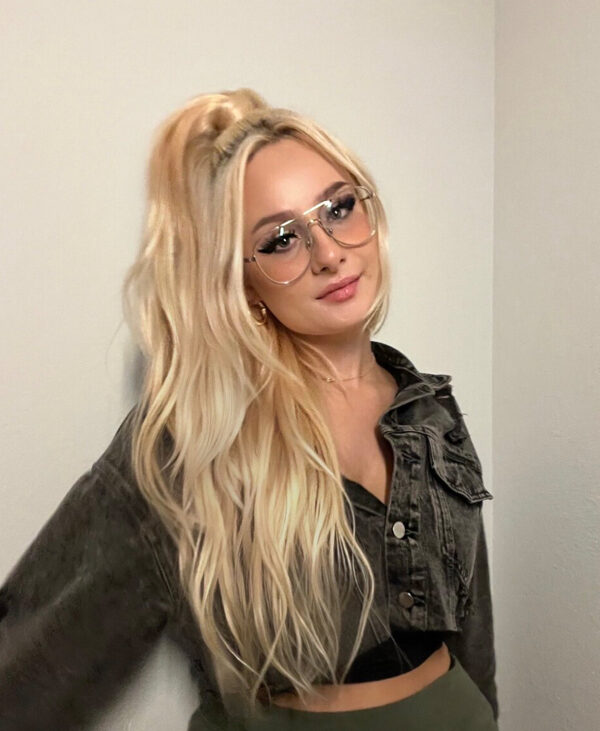 half up/half down #28 honey blonde. - 20"